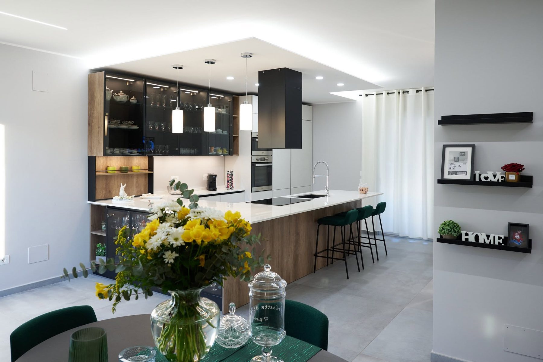 Vetrine e materia scura — ARAN cucine Store Pescara